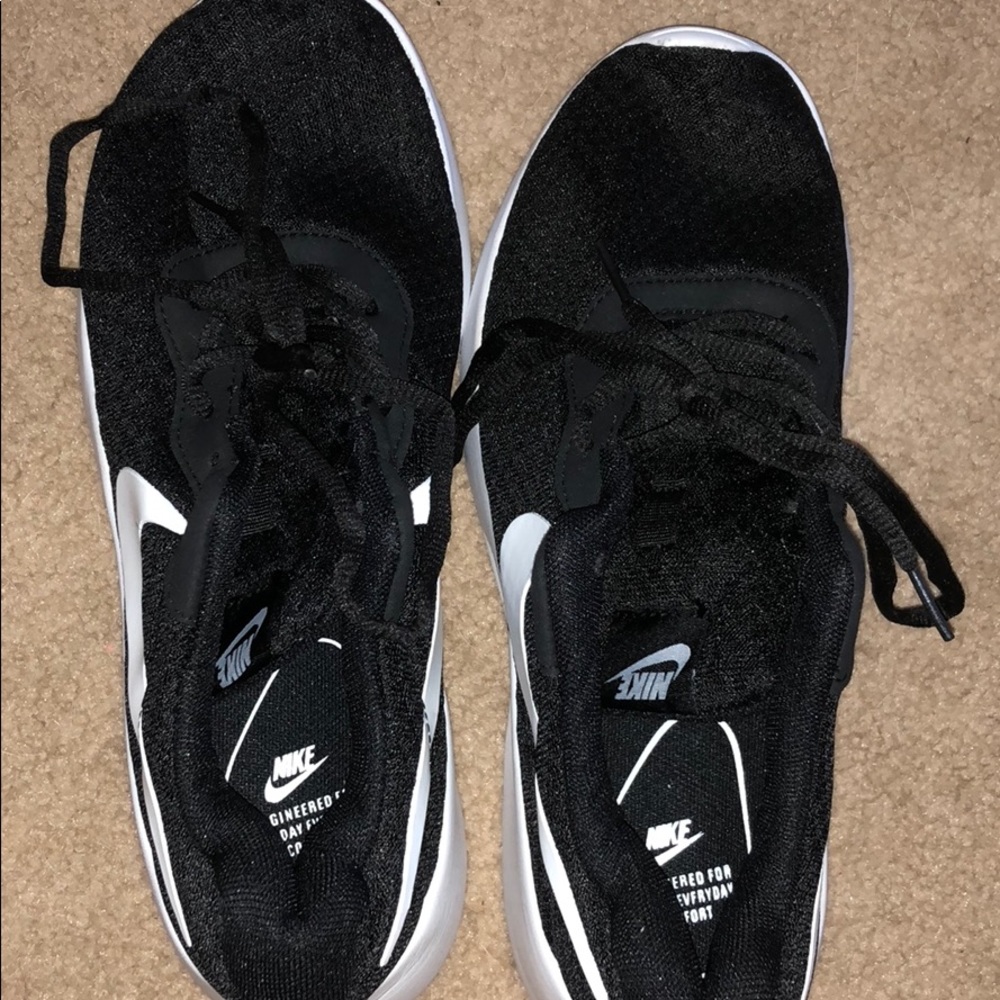 Brand new black and white Nike shoes 7M 8.5W - Picture 3 of 8
